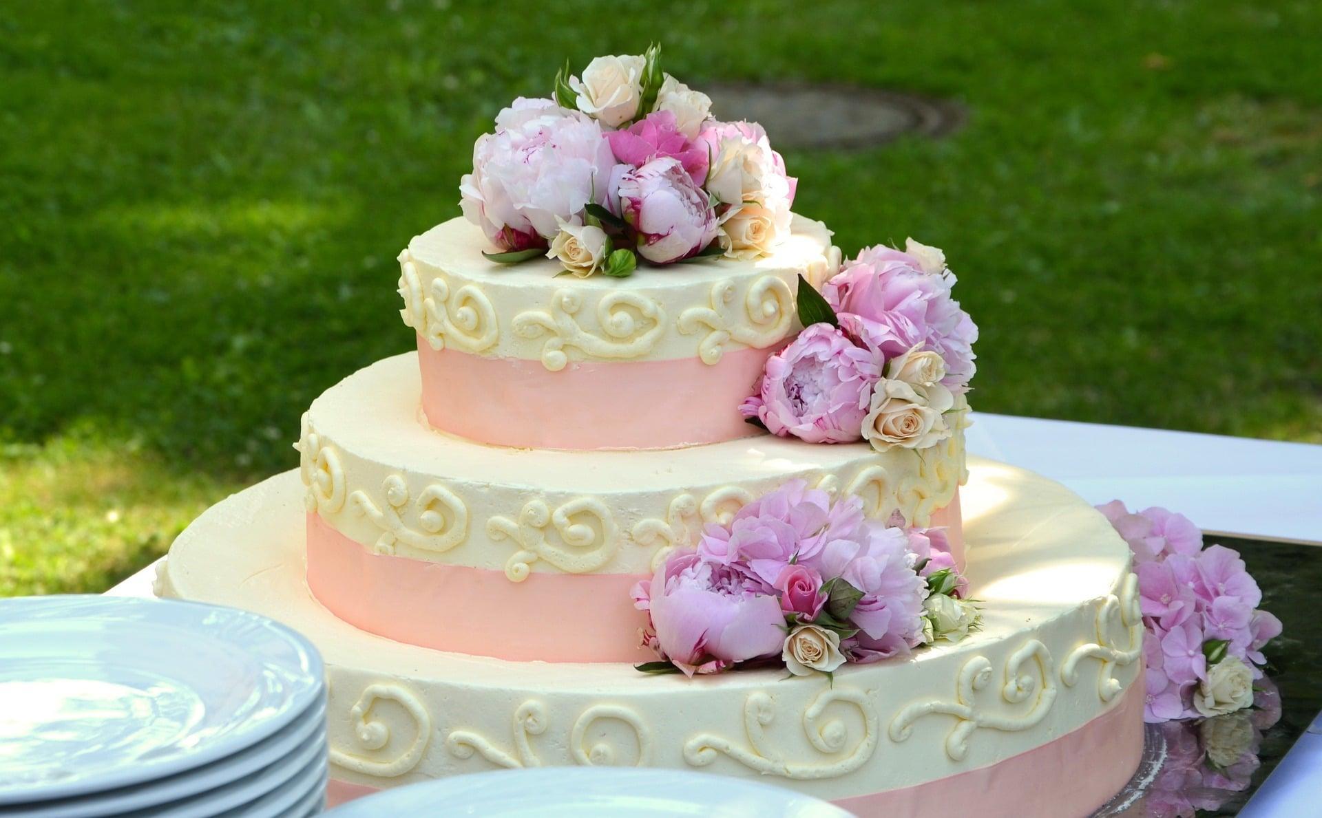 You can make sugar flowers with a pastry bag