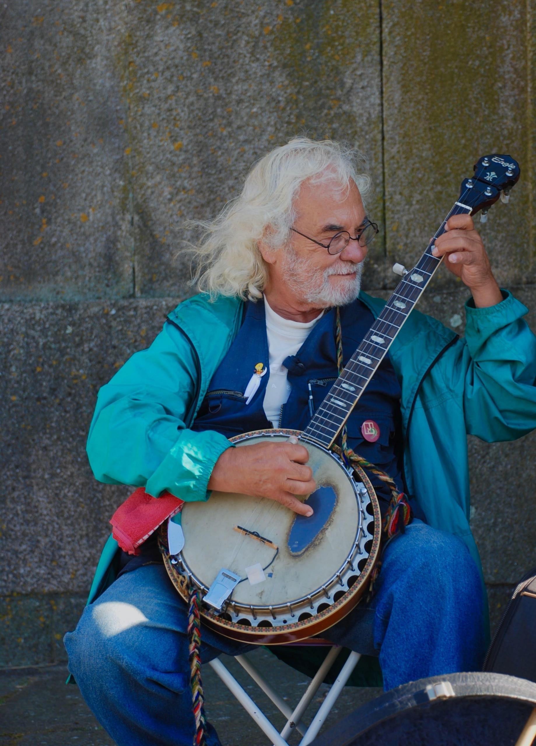 banjoist plays the banjo
