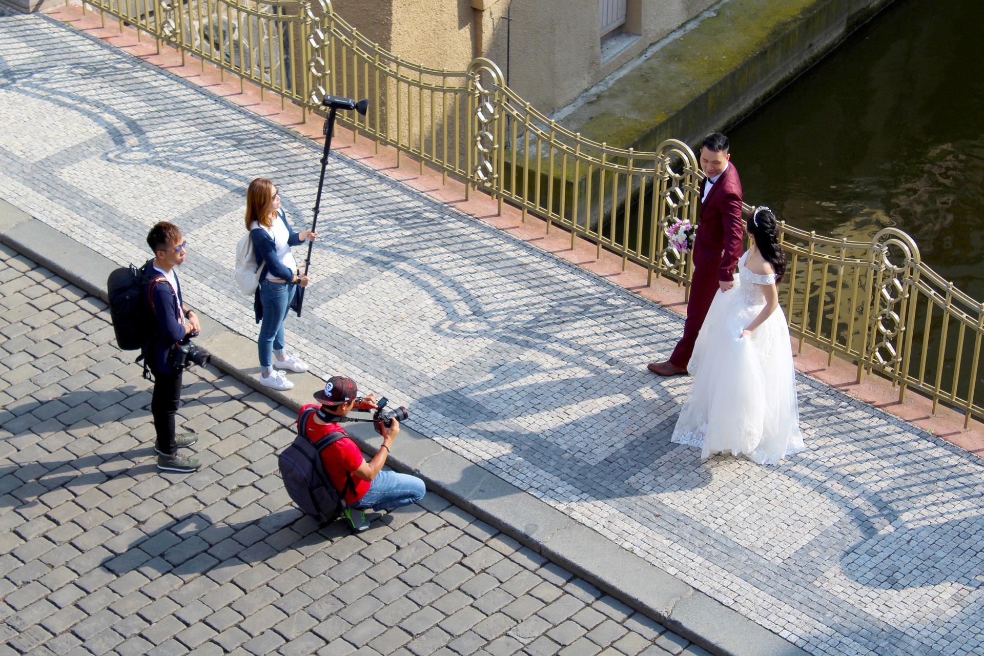 How do you get good wedding photos?
