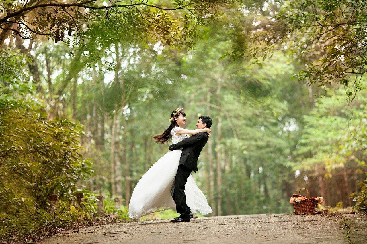 Should wedding photographers meet the couple first?