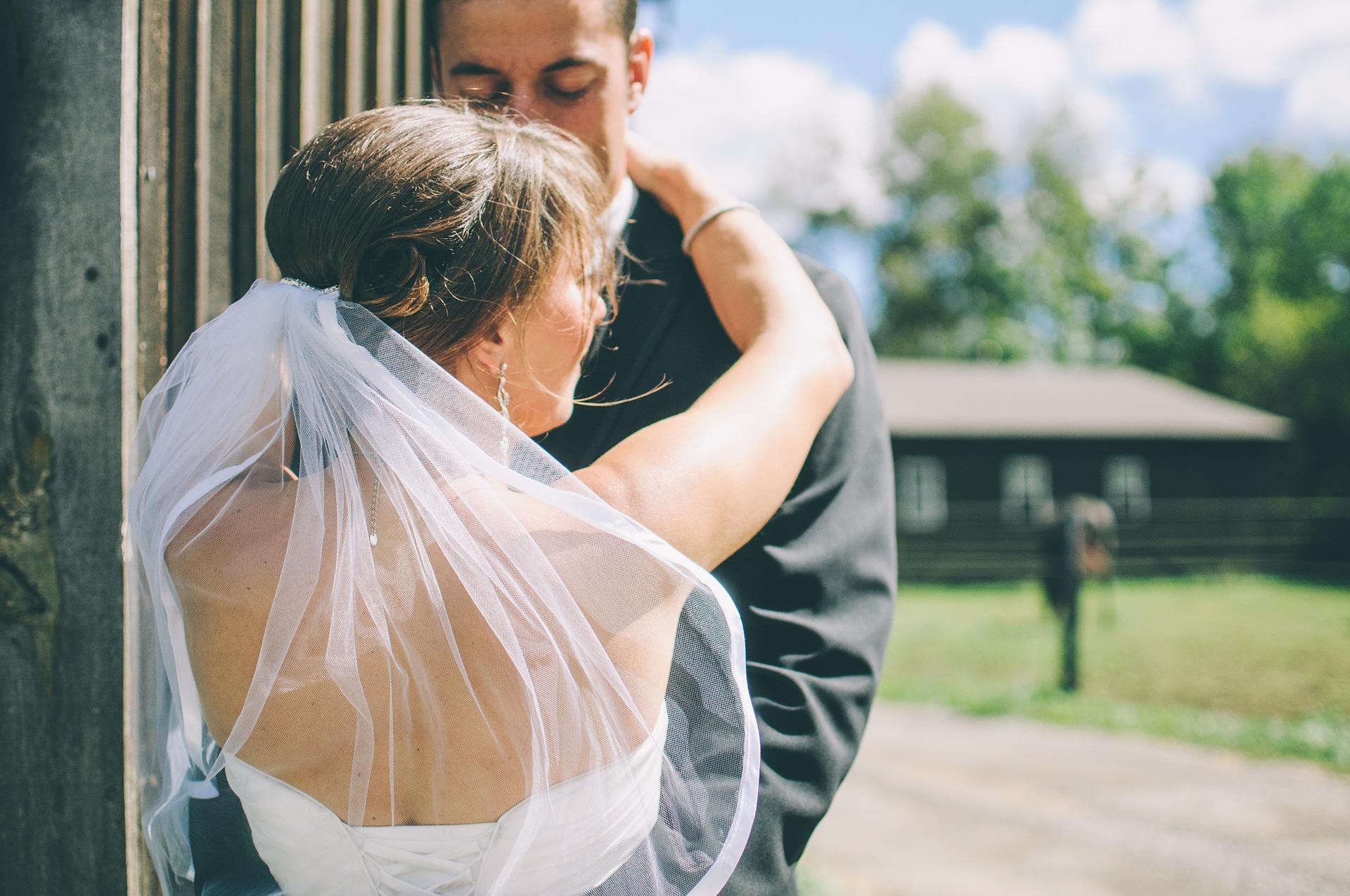 How do you get good wedding photos?