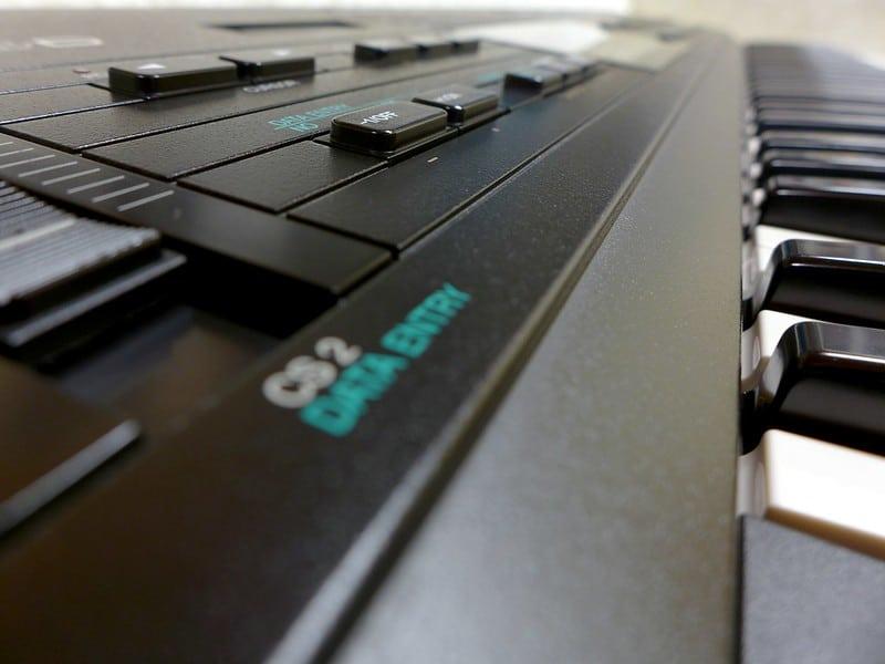 What are the features offered by an electronic keyboard?