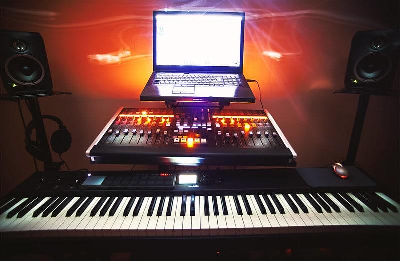 The keyboard enables you to record music easily.