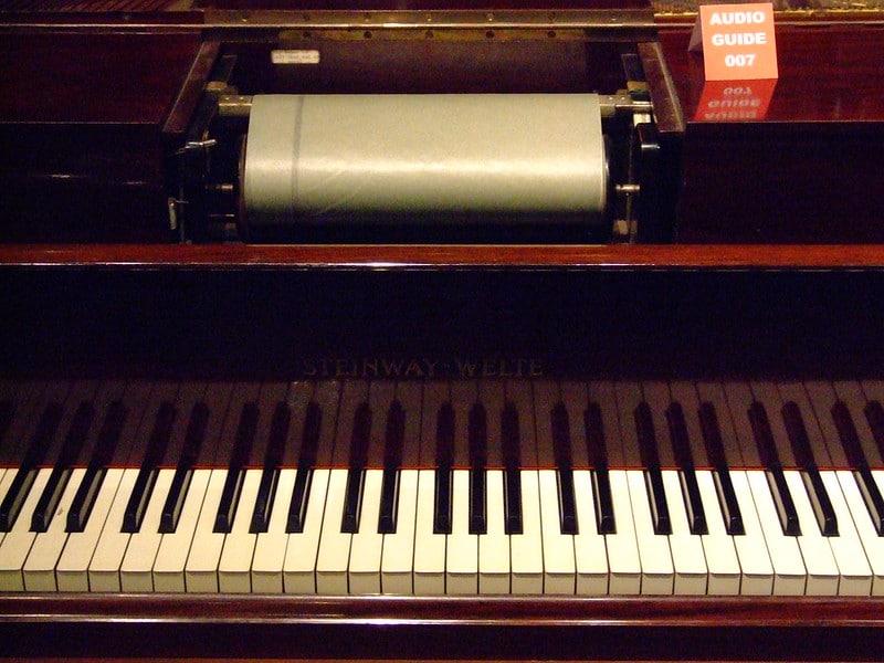 How different is the organ to other keyboard instruments?
