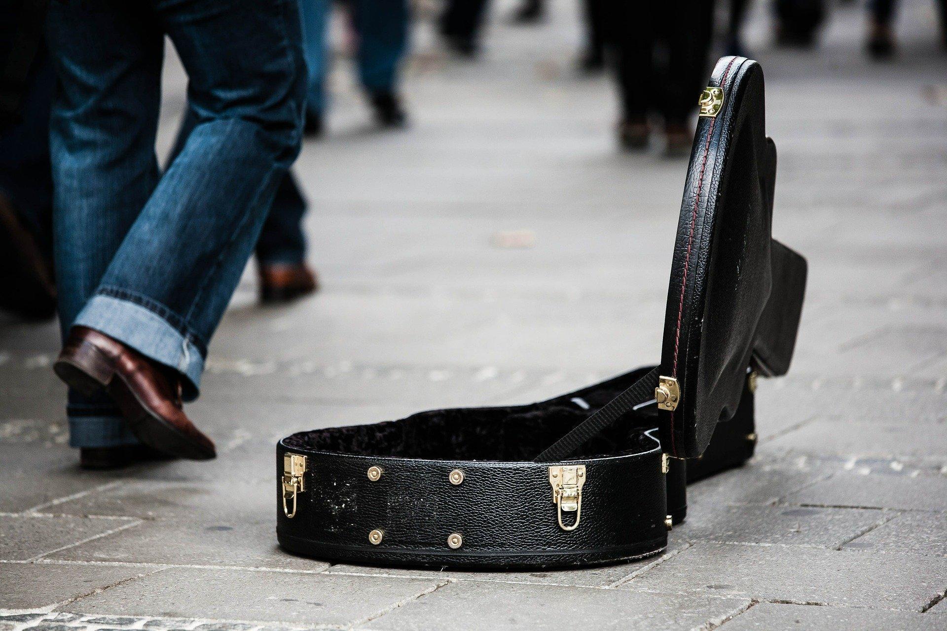 How much do buskers earn?