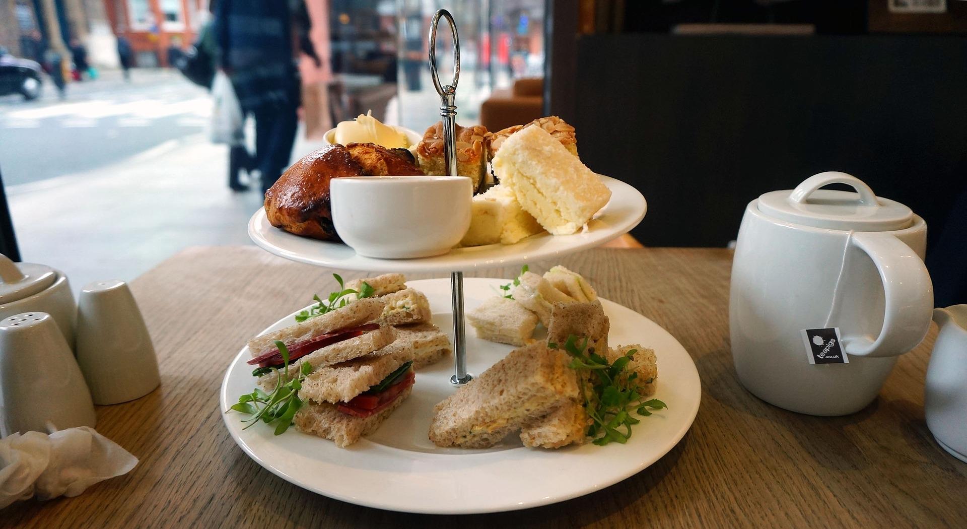 How much does it cost to eat in restaurants in London?
