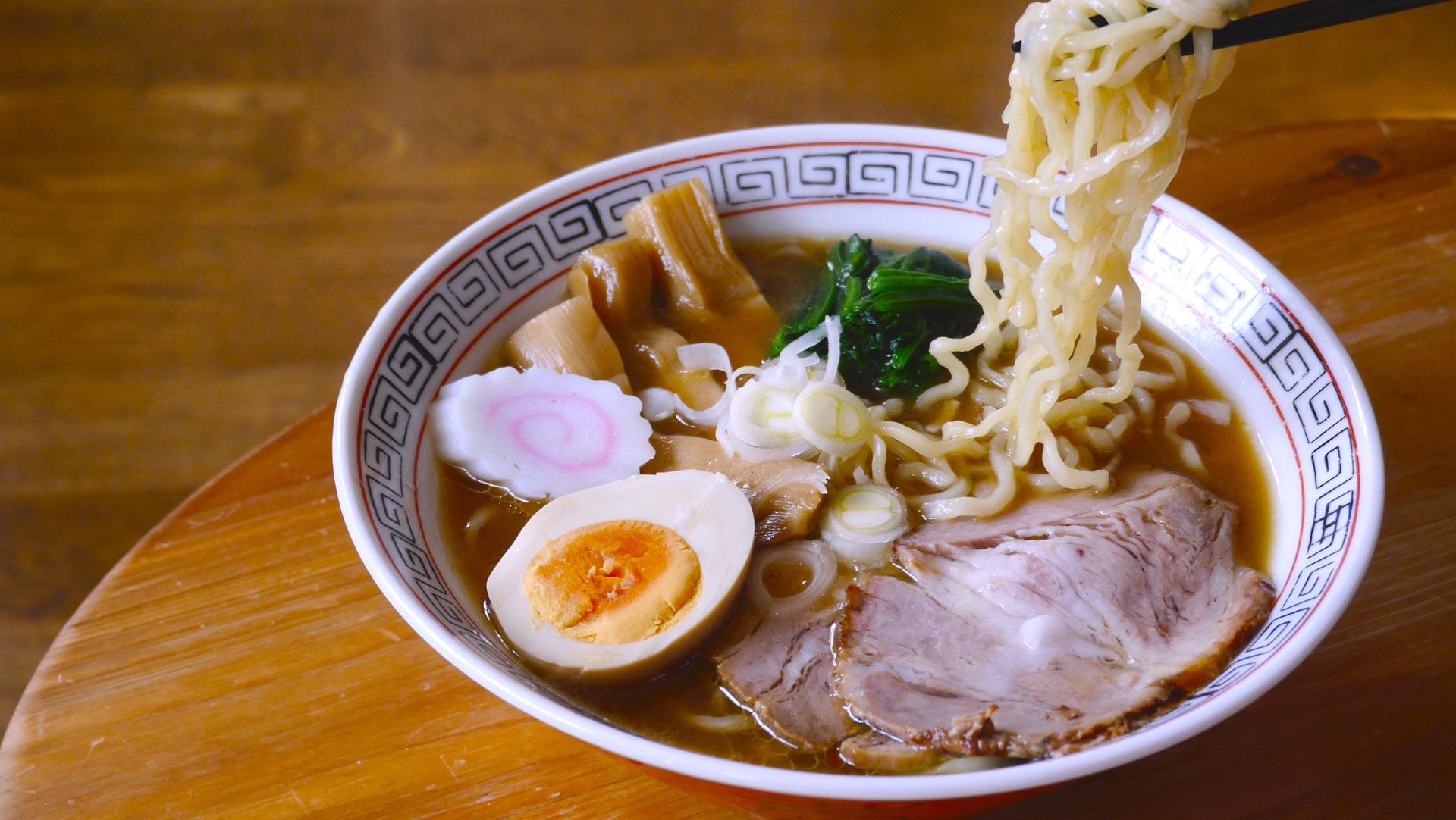Why is there a swirl in narutomaki?