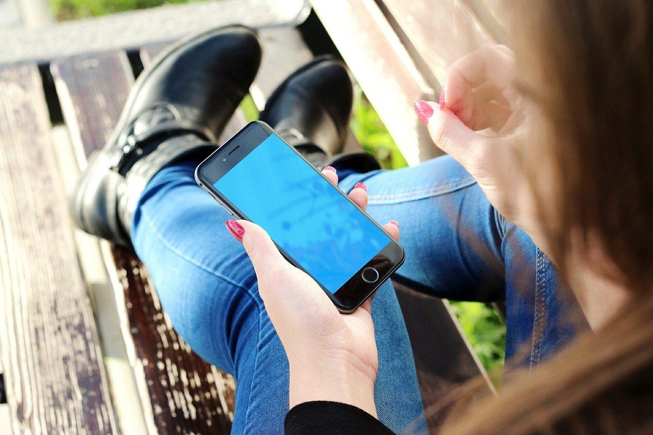 What are the benefits of learning with smartphone apps?