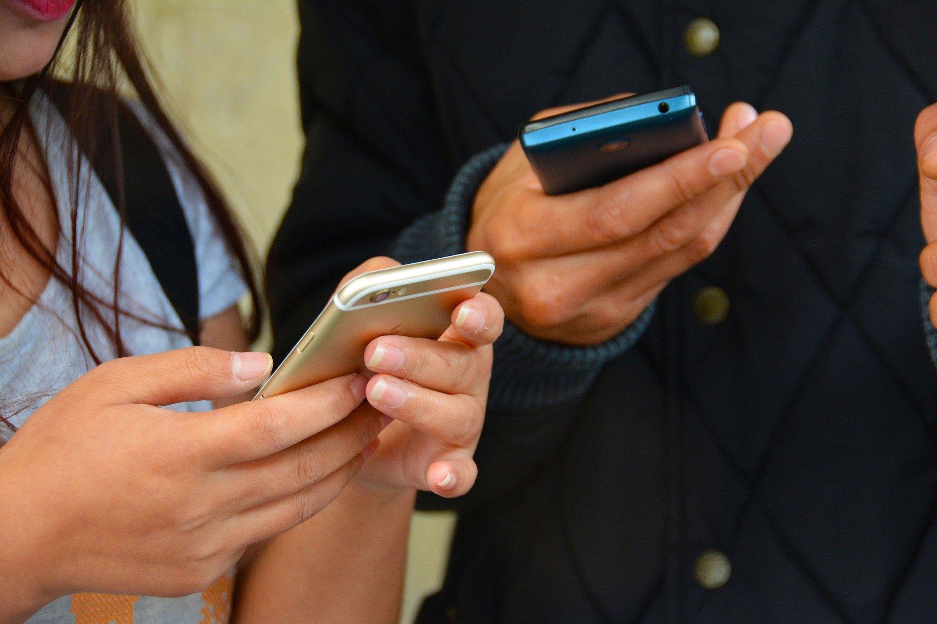 How can you study effectively with smartphone apps?