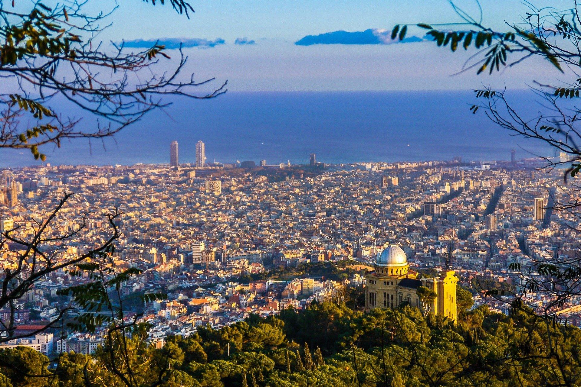 How can you find accommodation in Barcelona?