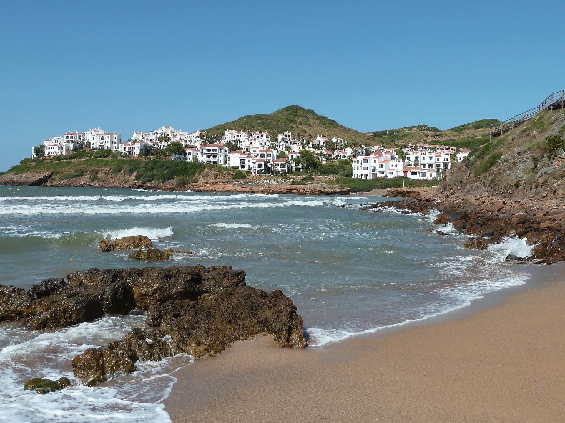 Which are the best destinations for families in Menorca?