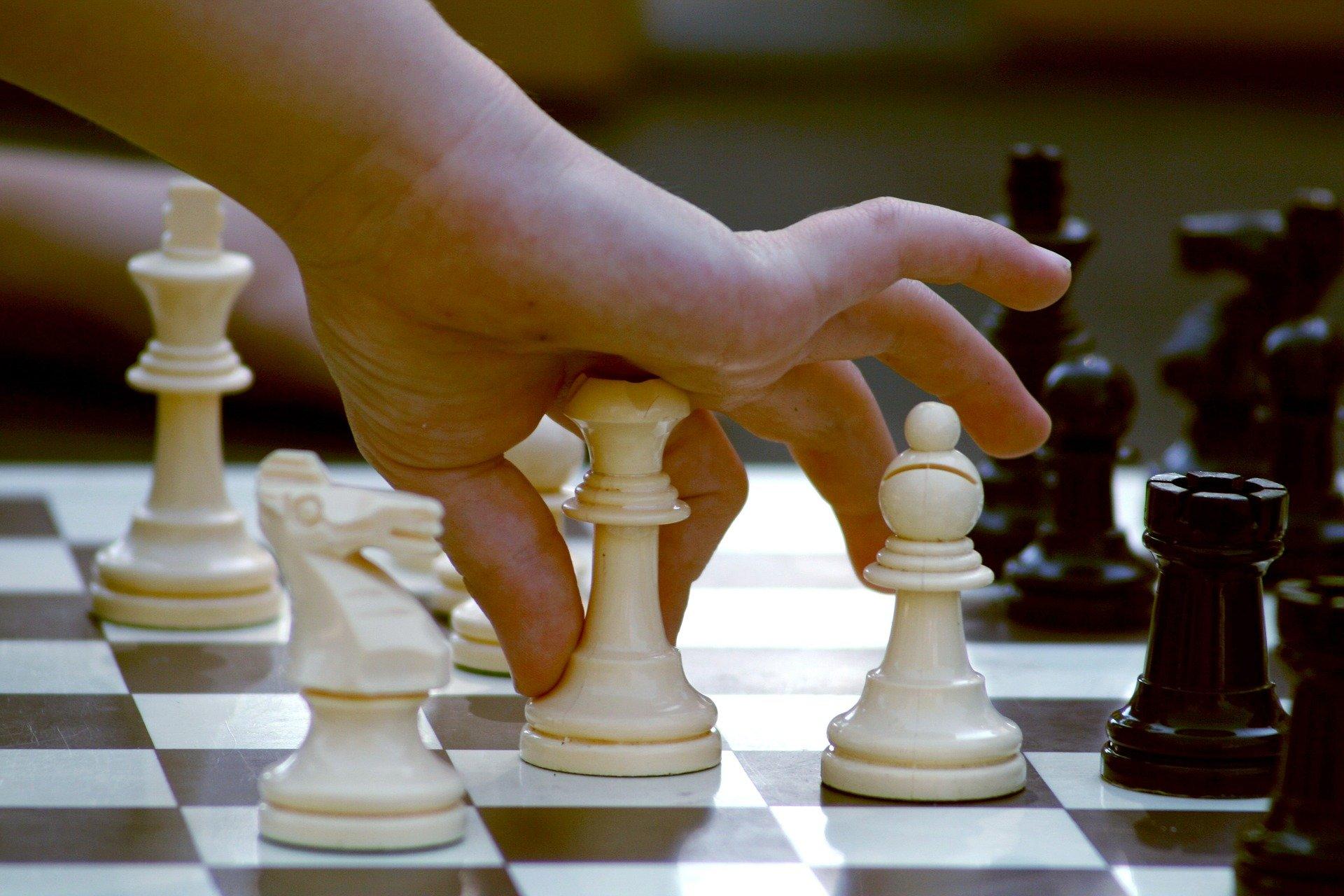 How do you use the queen in chess?