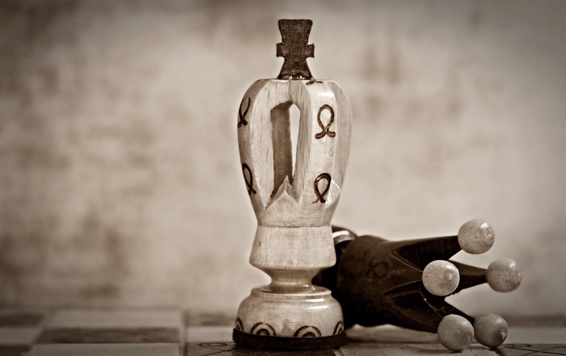 How do you use the king in chess?