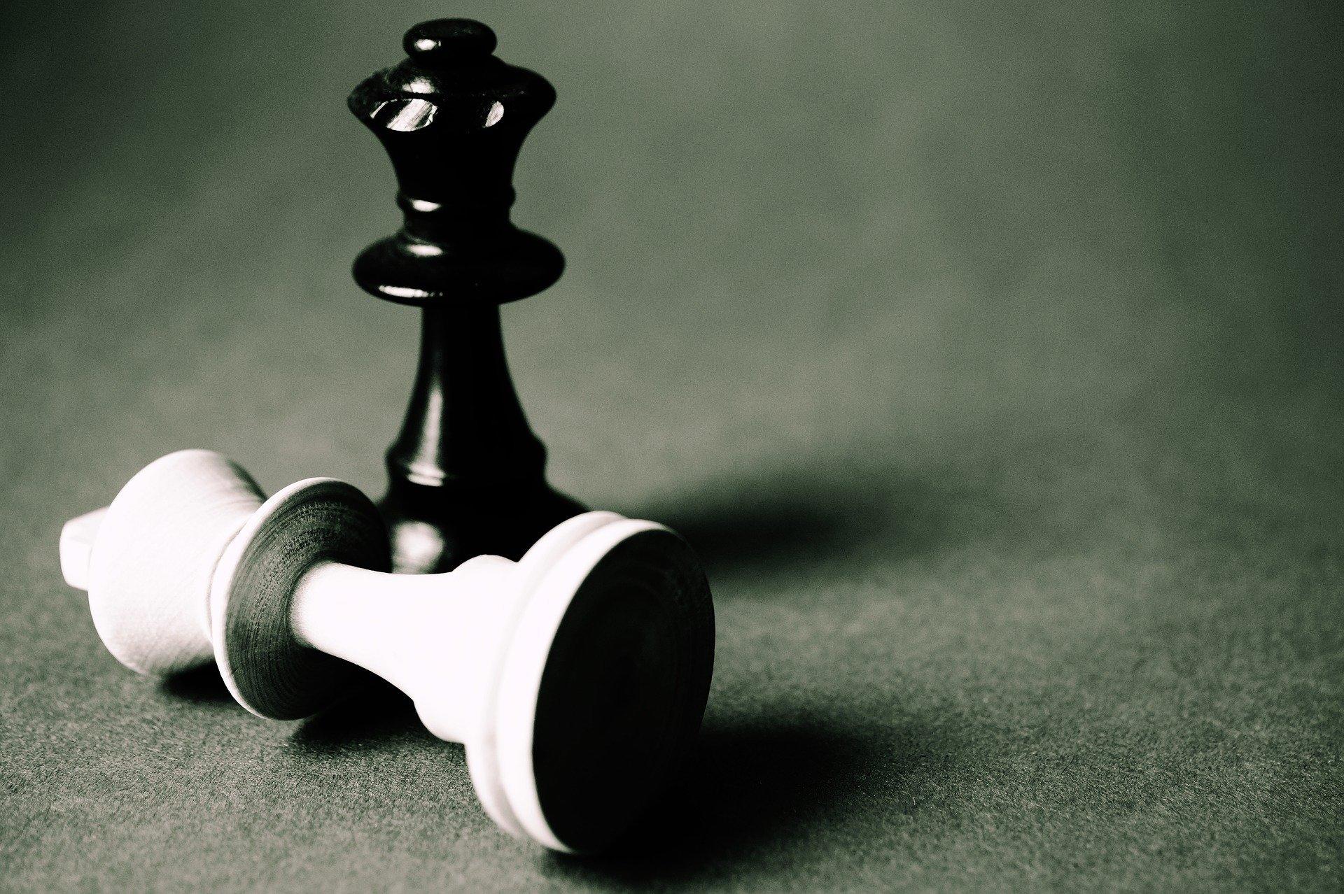 How do you use the king in chess?