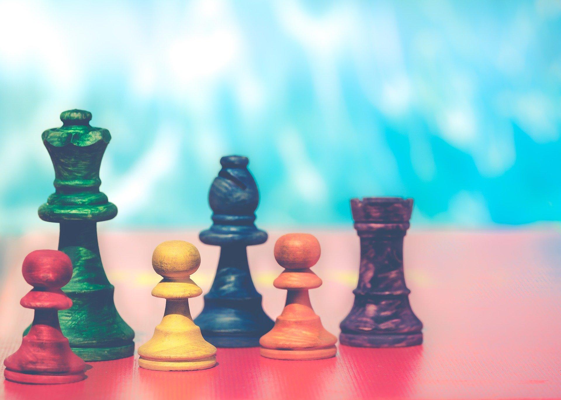 How do you use the queen in chess?