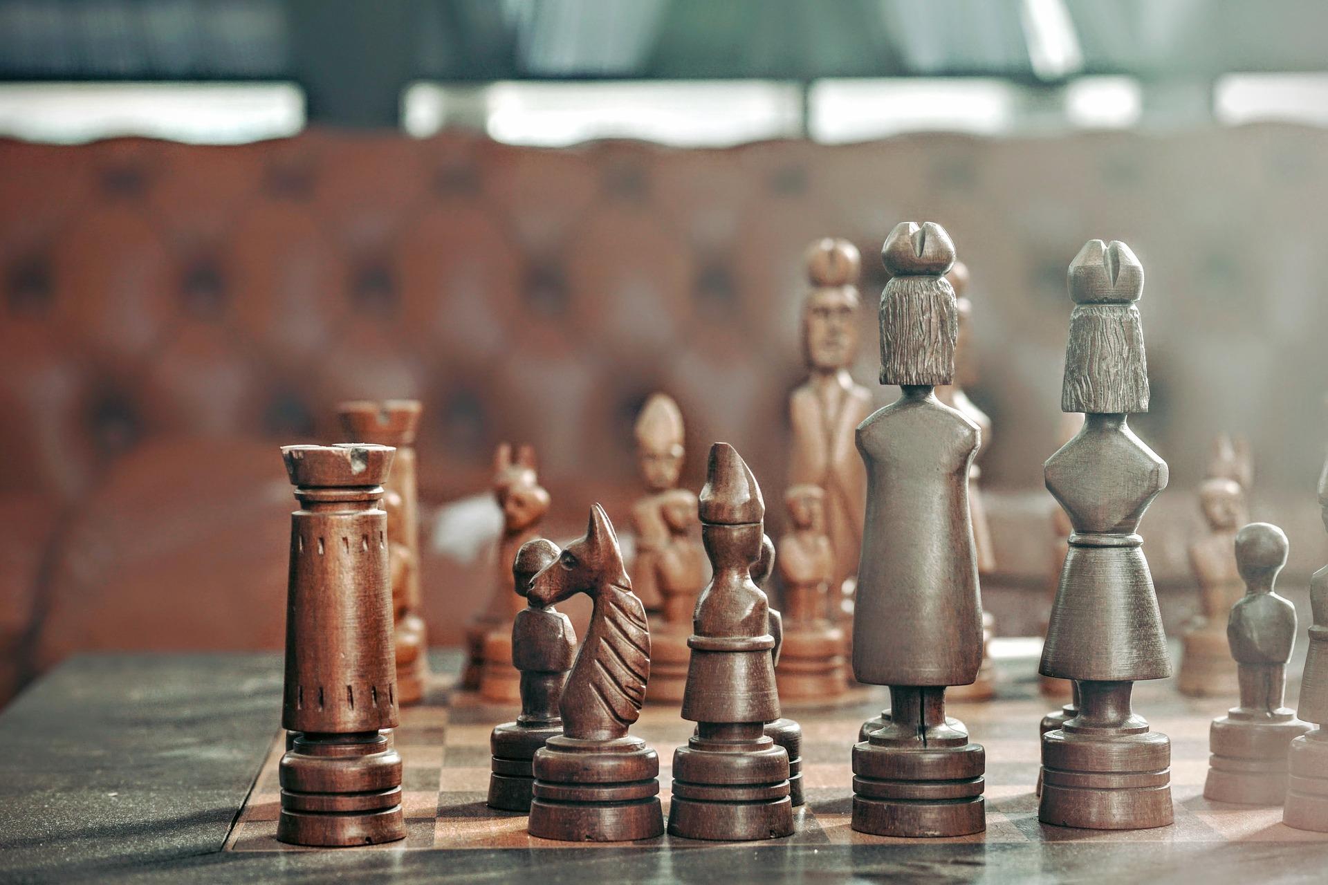 How do you use the rook in chess?