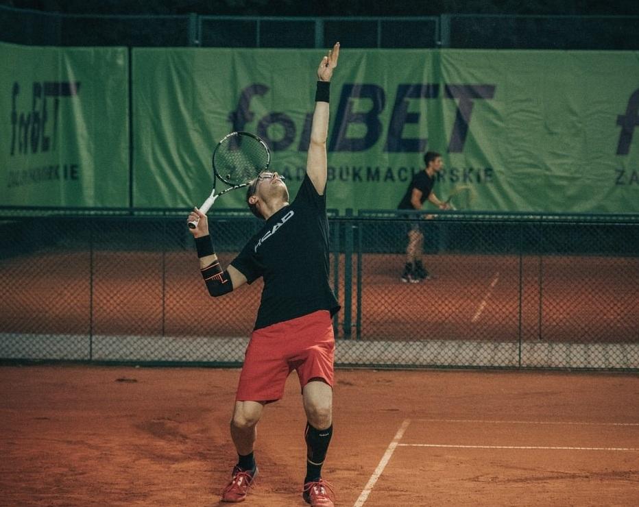 Tennis players playing and learning side by side in group tennis sessions