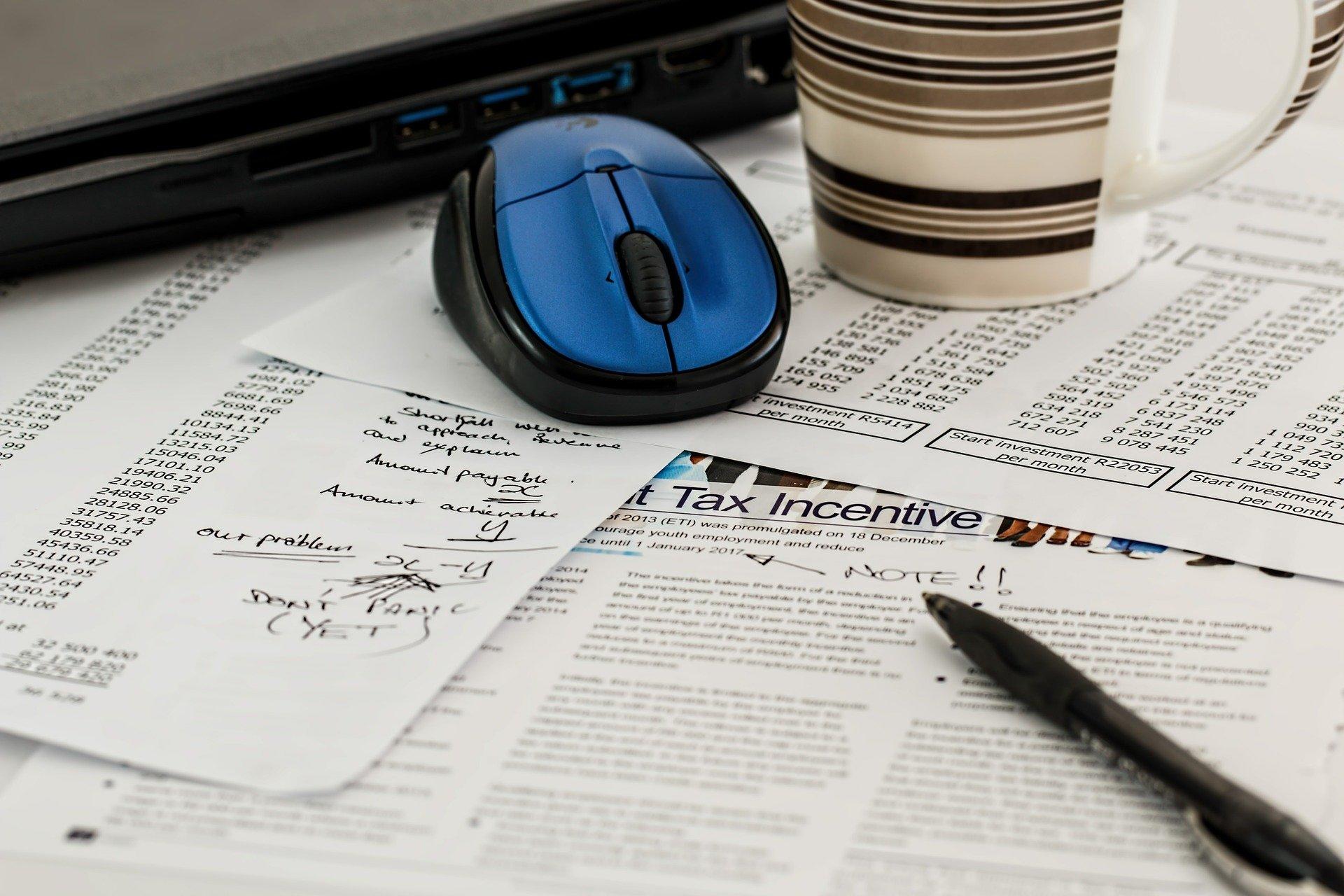 How do sole-traders invoice customers?