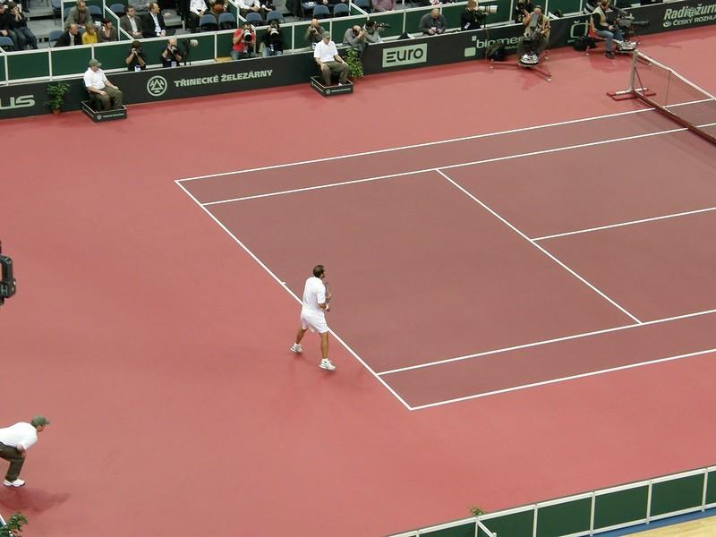 Pete Sampras waits for his opponent’s serve