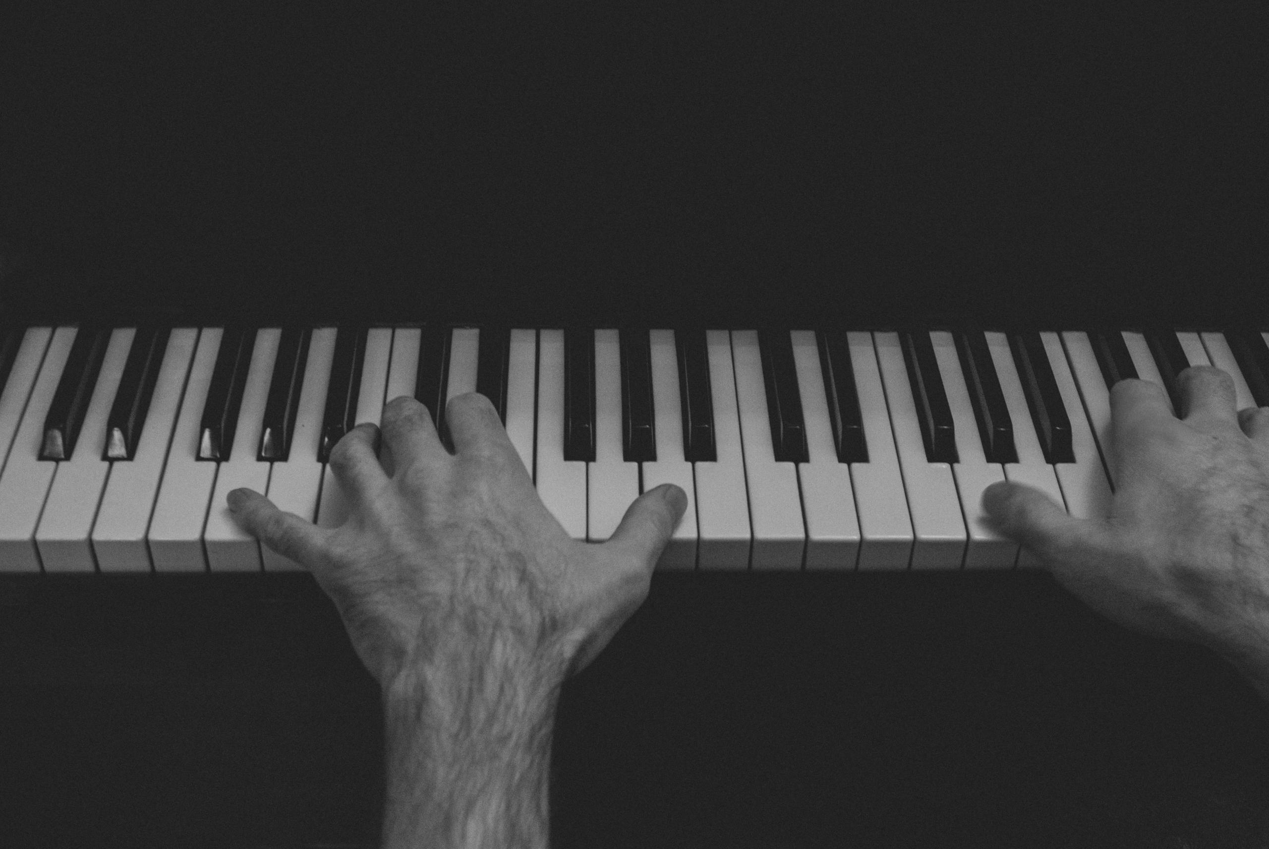 Left handed piano playing