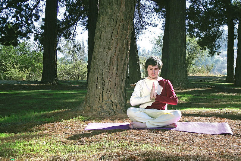Can you meditate without paying attention to everything around you?