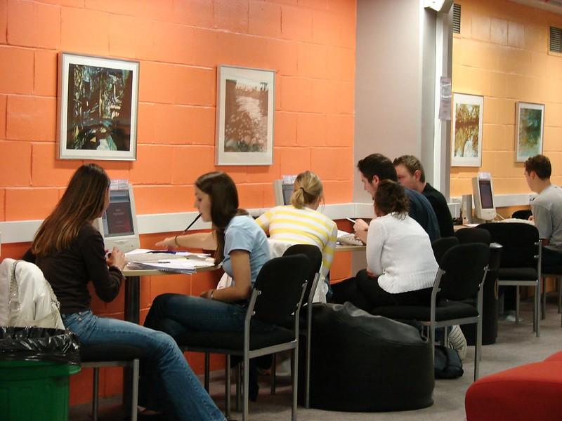 Build your French reading skills in a study group