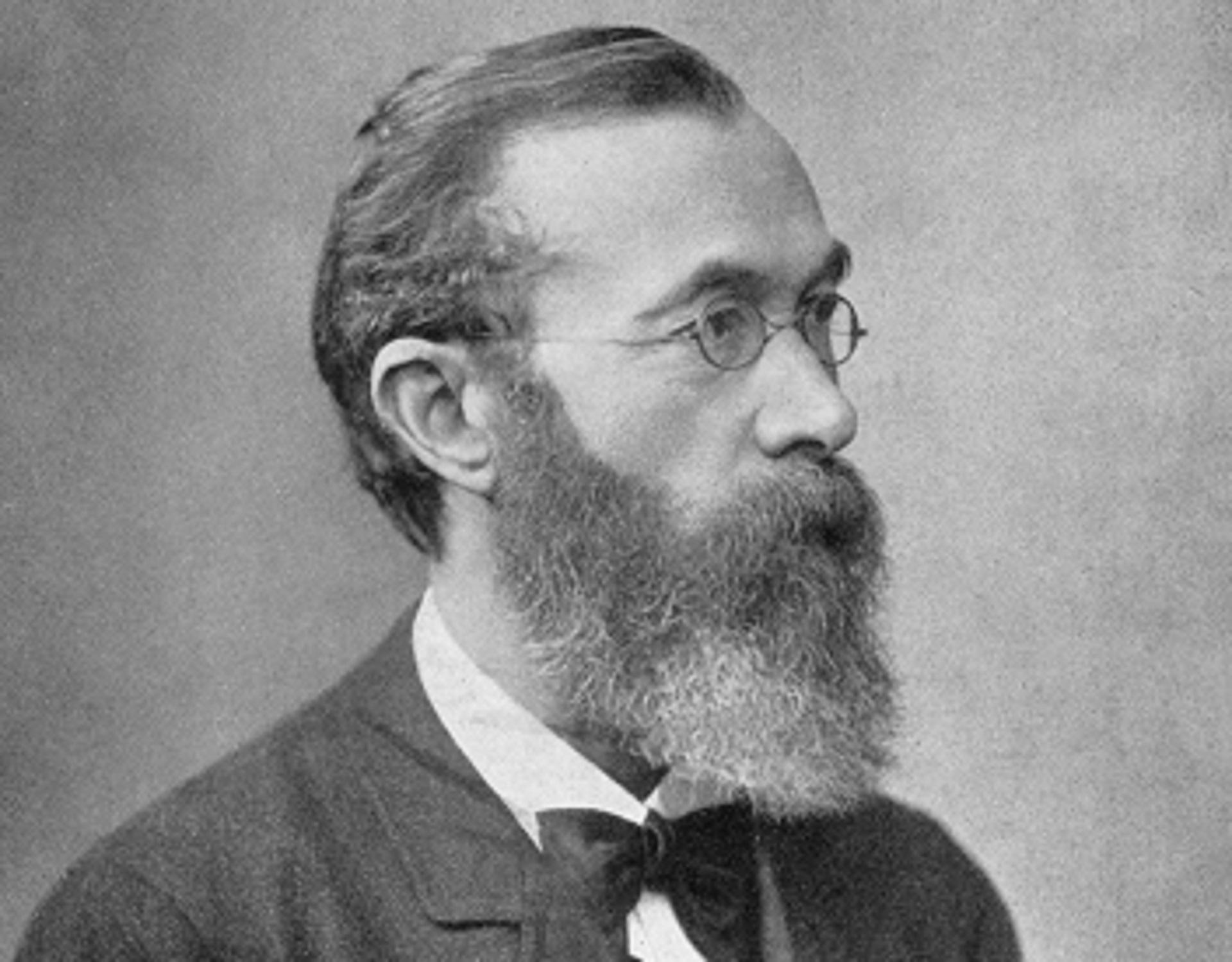 A portrait shot of Wilhelm Wundt facing right wearing specacles
