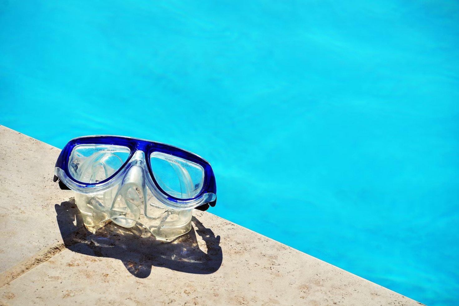 Swim goggles