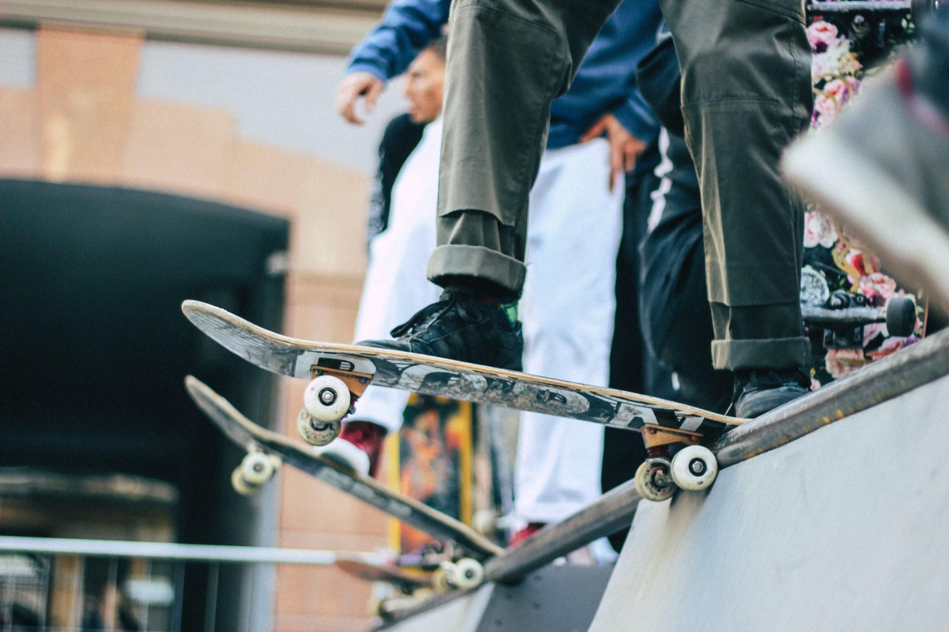 A skateboarders preparing to drop into a halfpipe.