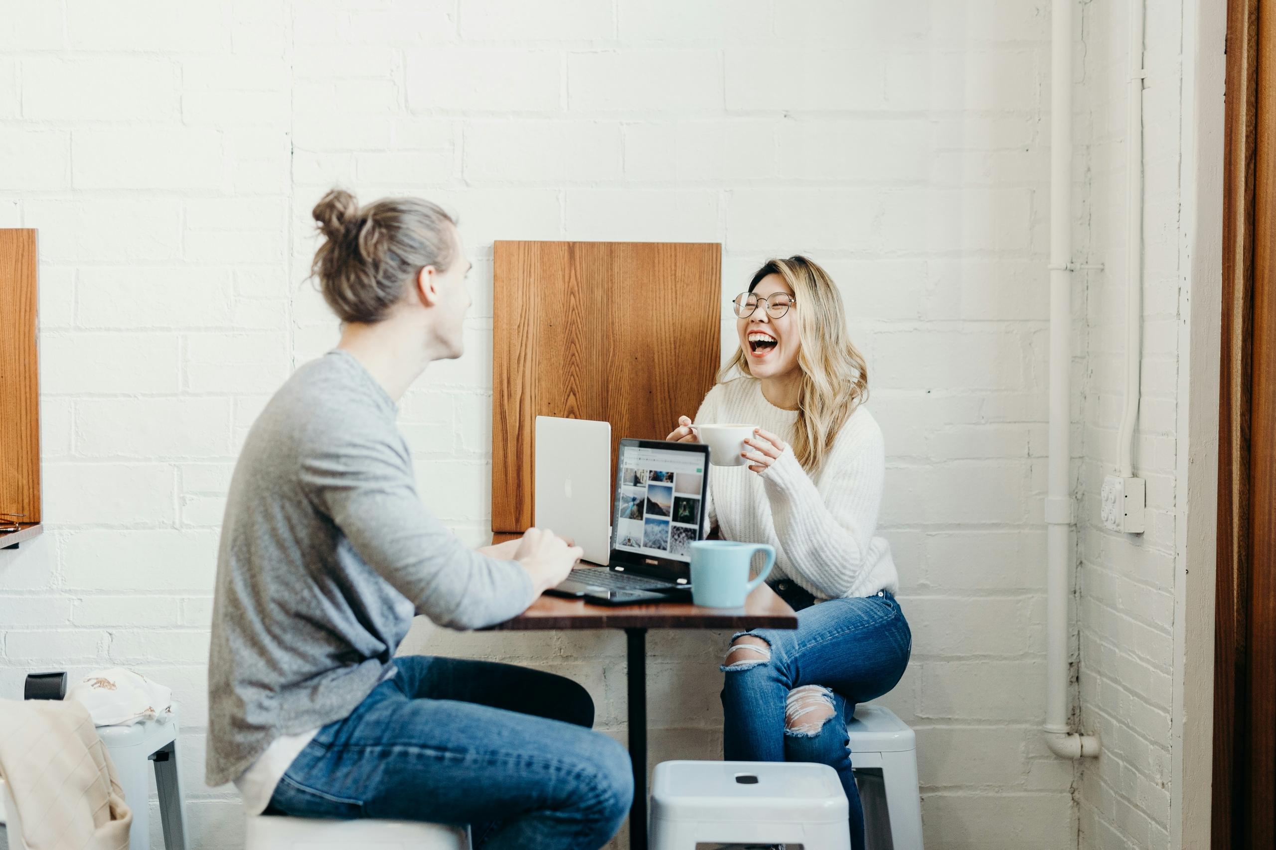 Intercambio de ingles dos personas en mesa con computadores