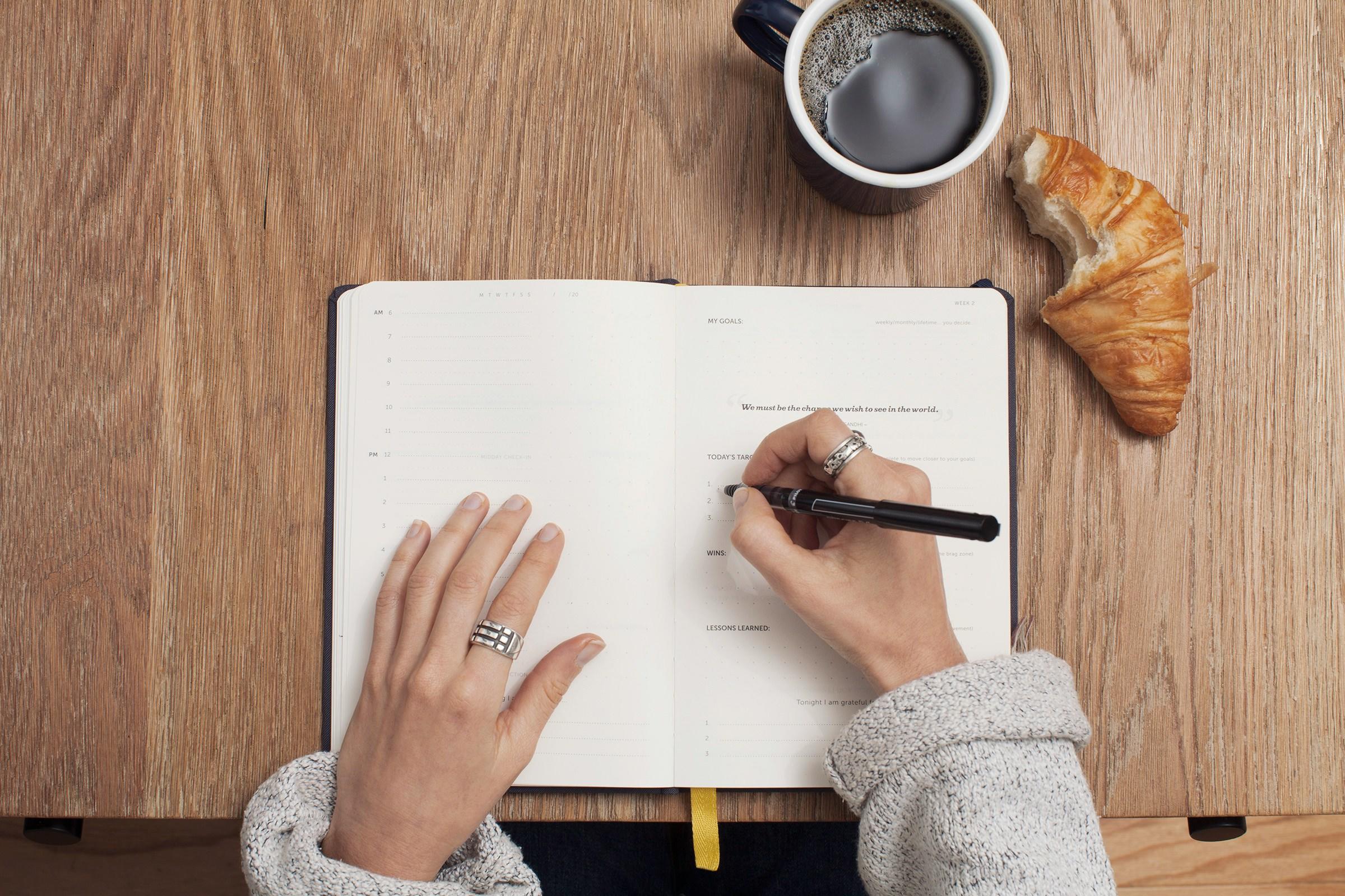 Cafe y cuaderno de notas en mesa