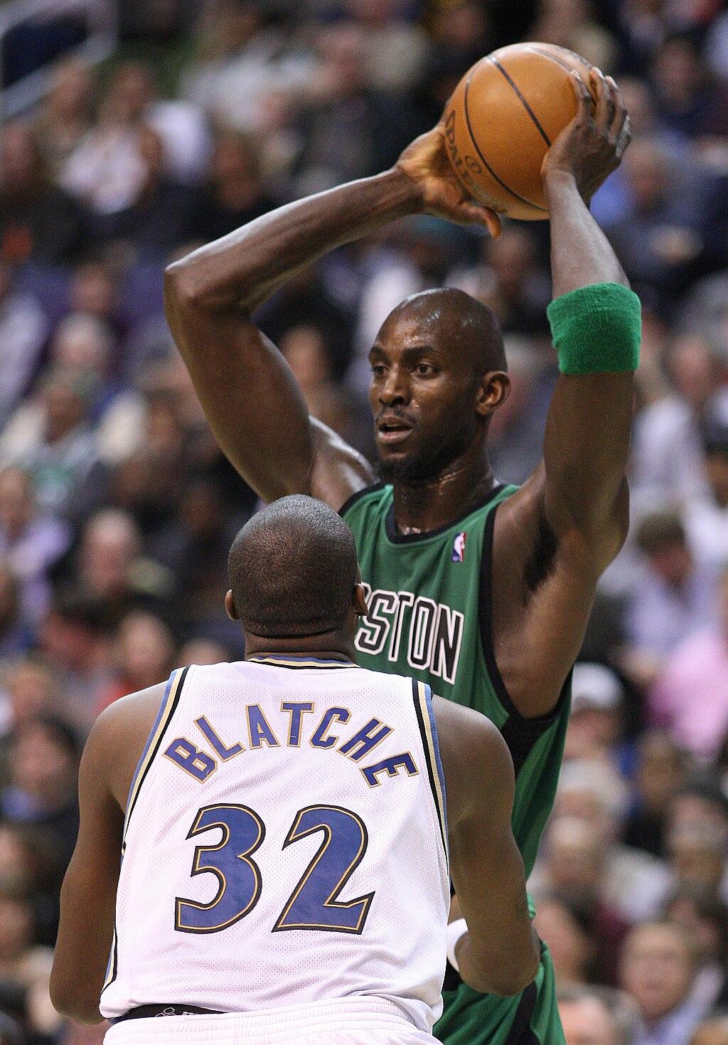 Kevin Garnett passing the ball.