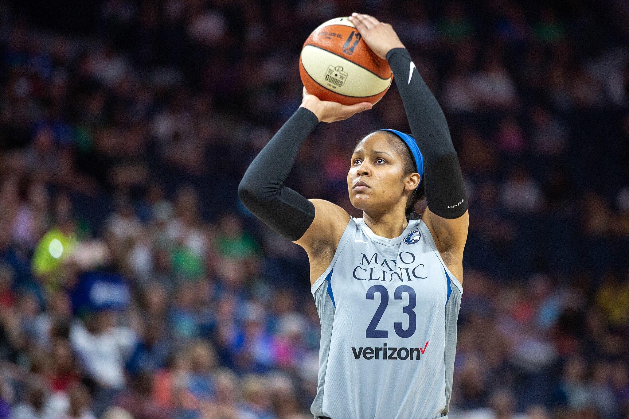 Maya Moore playing basketball