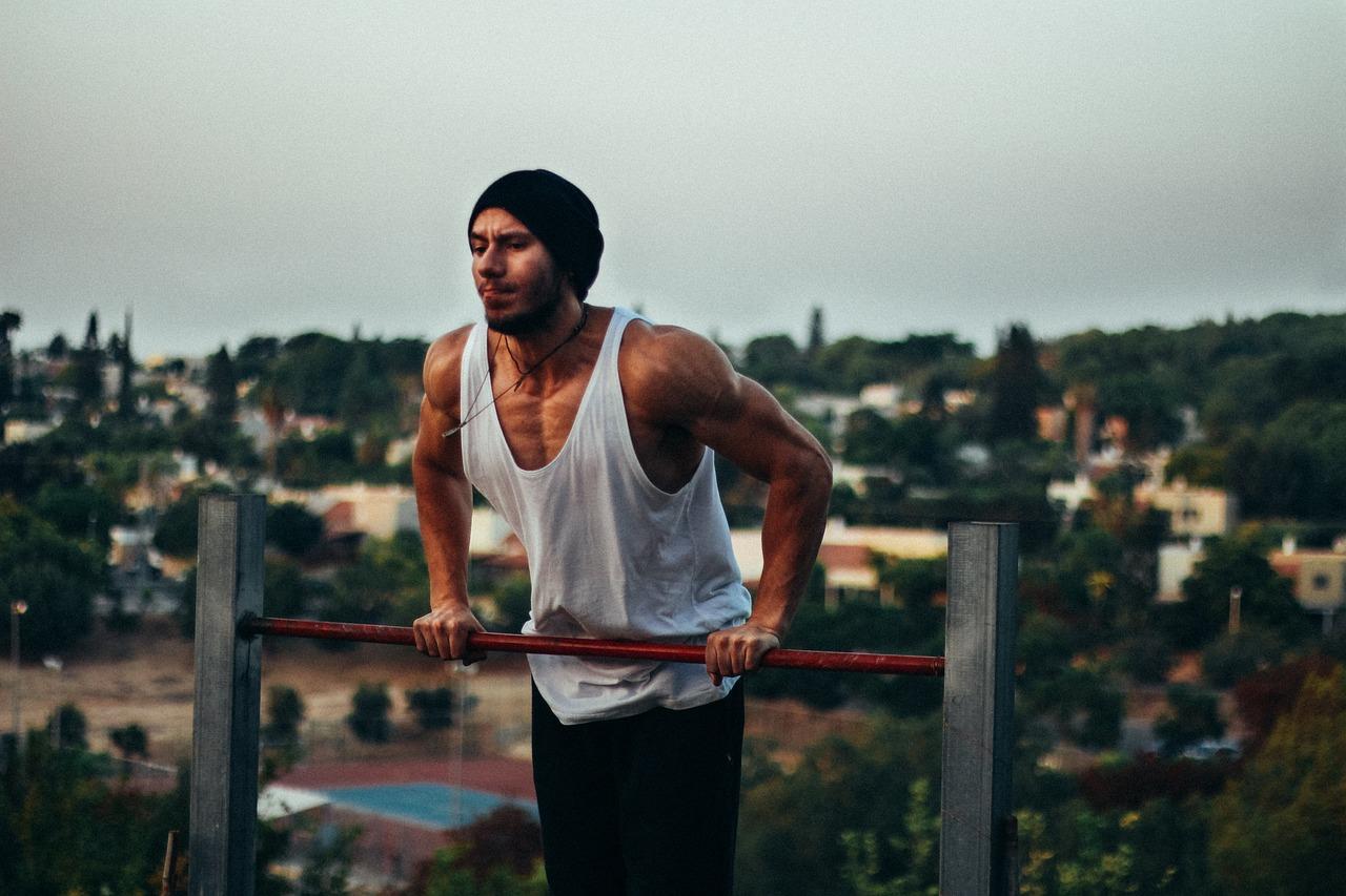 man practising his calisthenics skills on the street