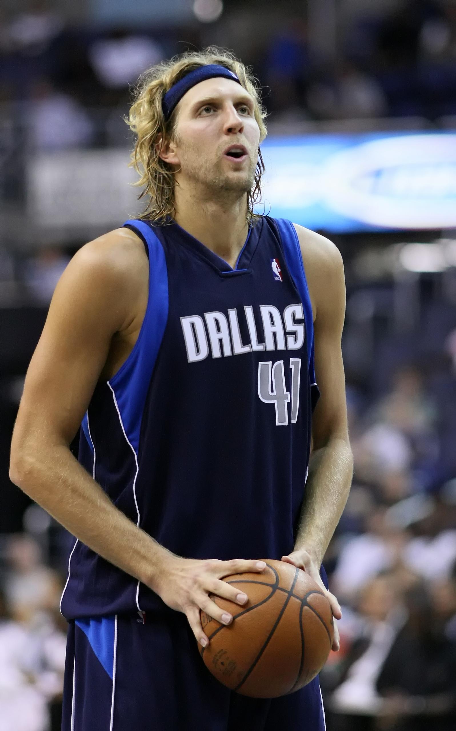Dirknowitzki about to shoot the hoop.