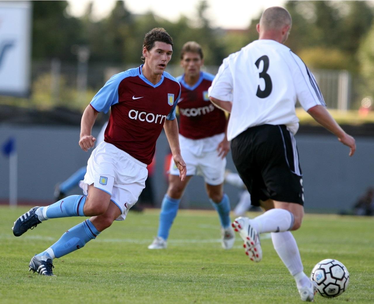 Gareth Barry playing for Aston Villa. He is their all-time Premier League appearance record-holder. Image by Dagur Brynjólfsson