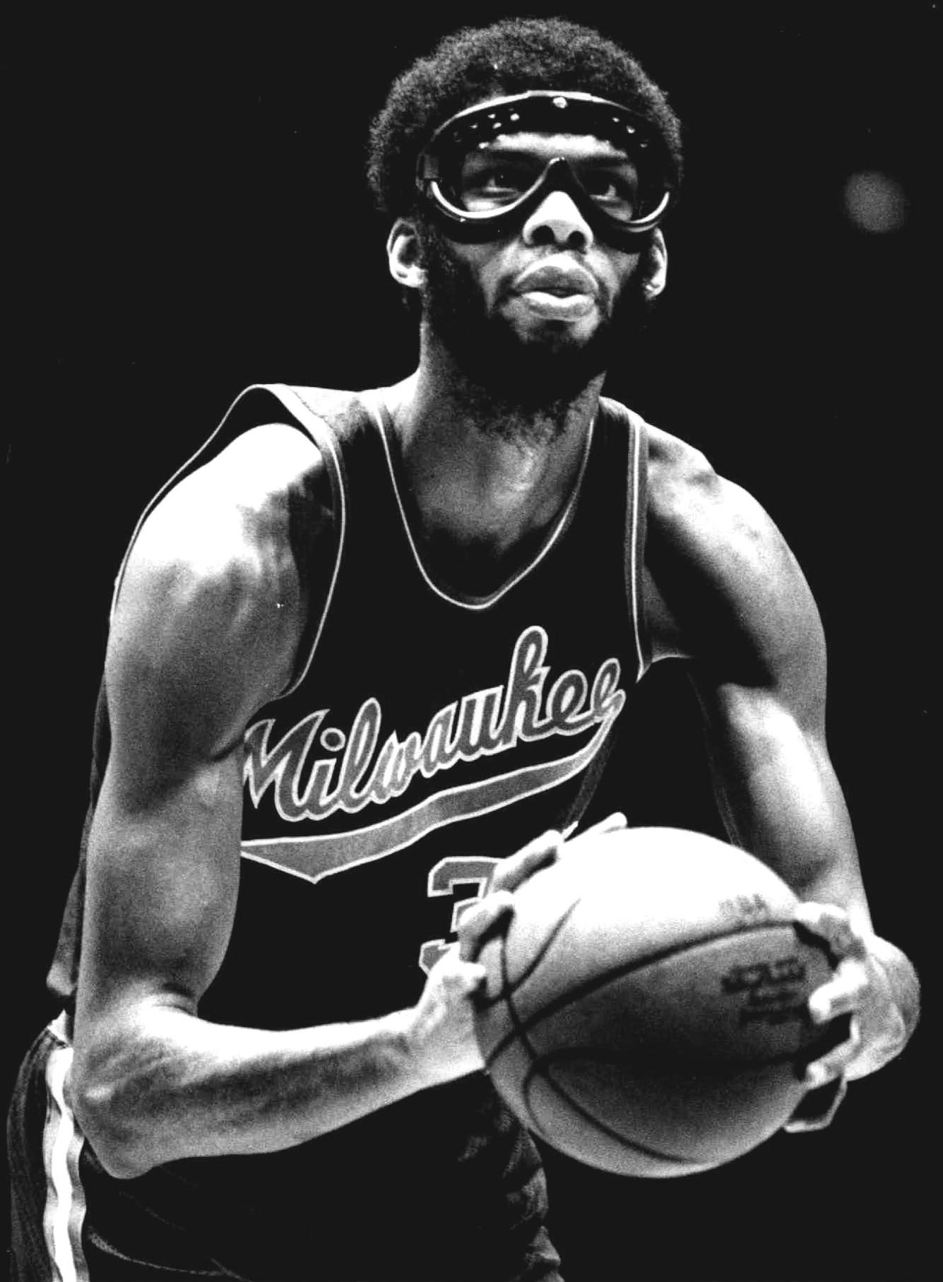 Black and white photo of Kareen Abdul Jabbar during a basketball game.