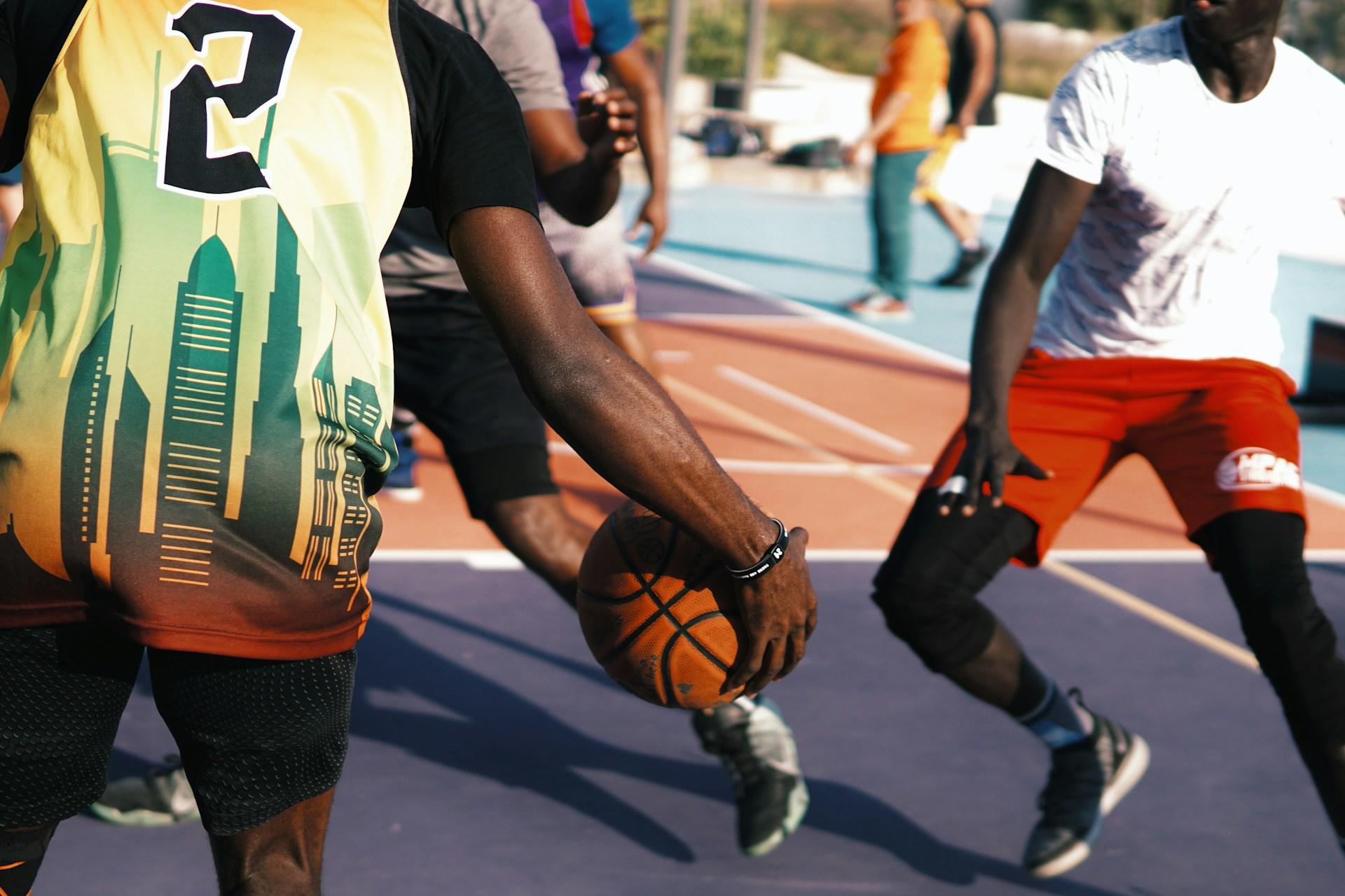 Basketball players in movement.
