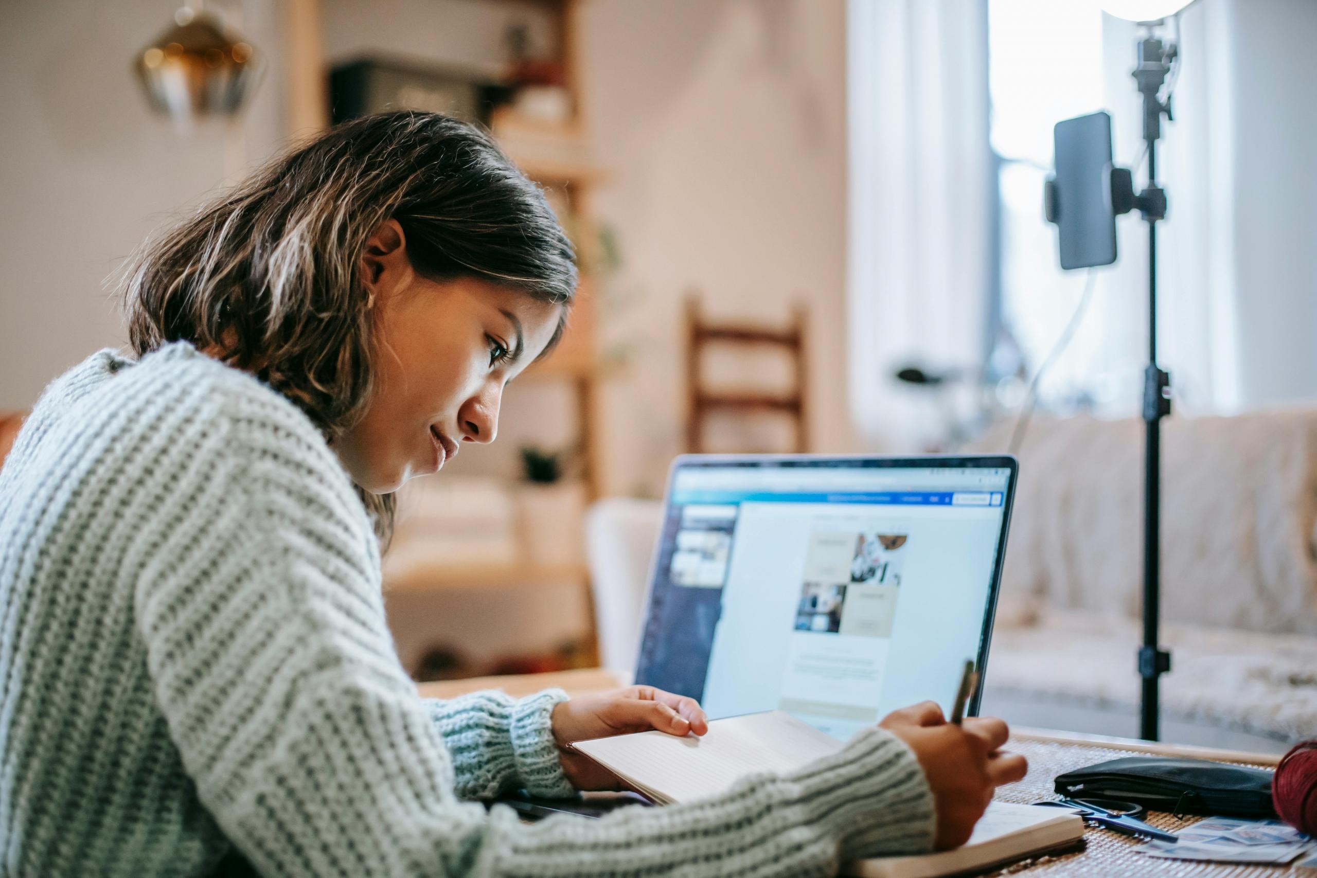 Mujer hispana aprendiendo inglés
