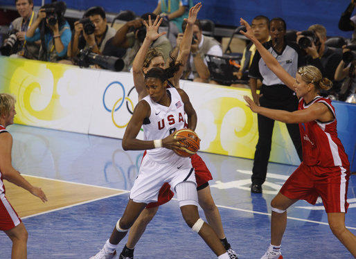 Lisa Leslie playing basketball.