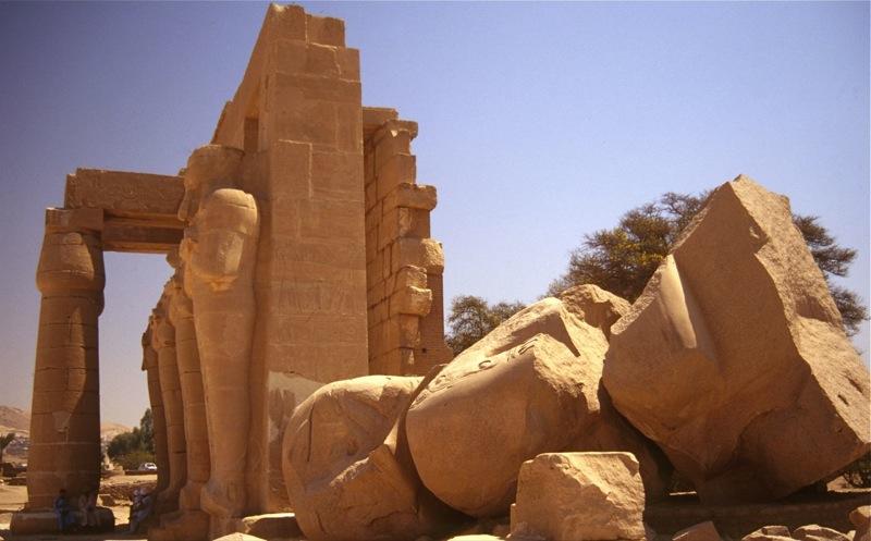 statue of ozymandias ruins