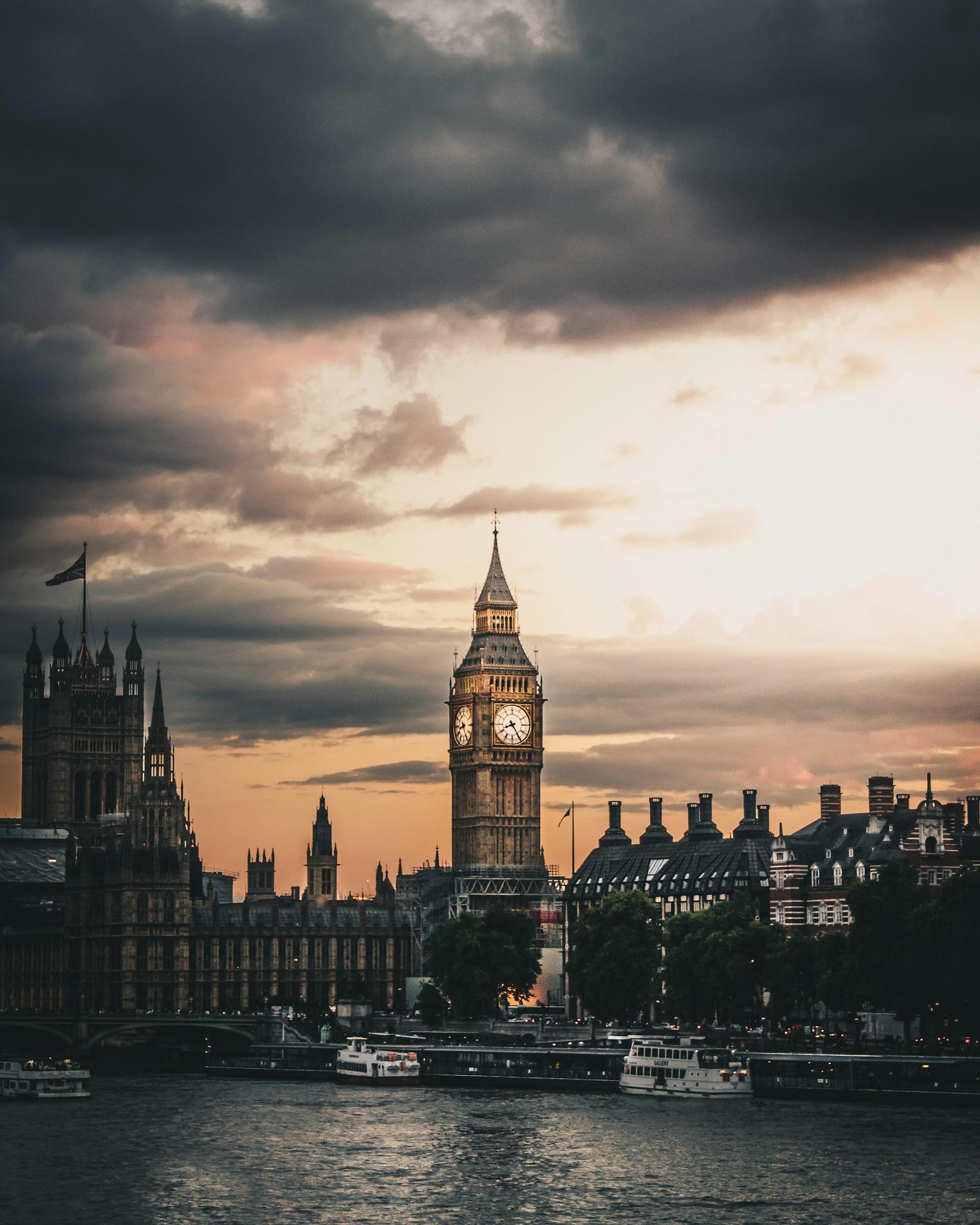 The Thames and Big Ben at sunset on a cloudy evening. 