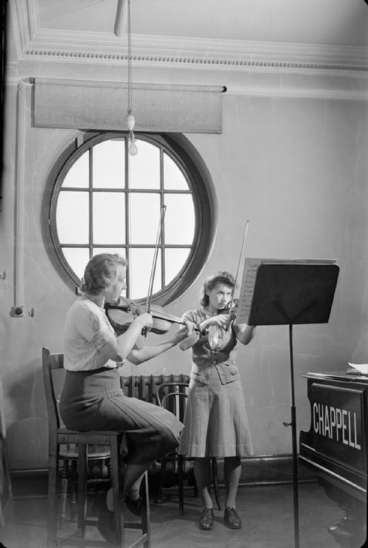 An old music lesson taking place in 1944, a girl learns violin