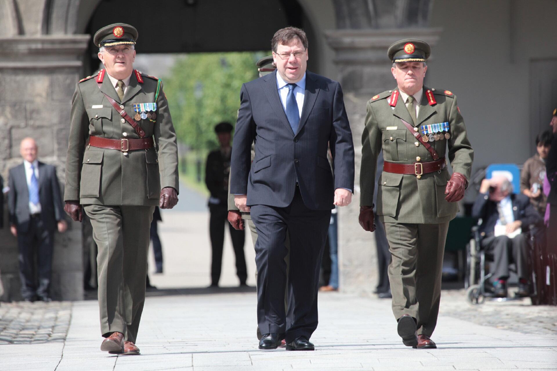 Brian Cowen with two Irish guards.