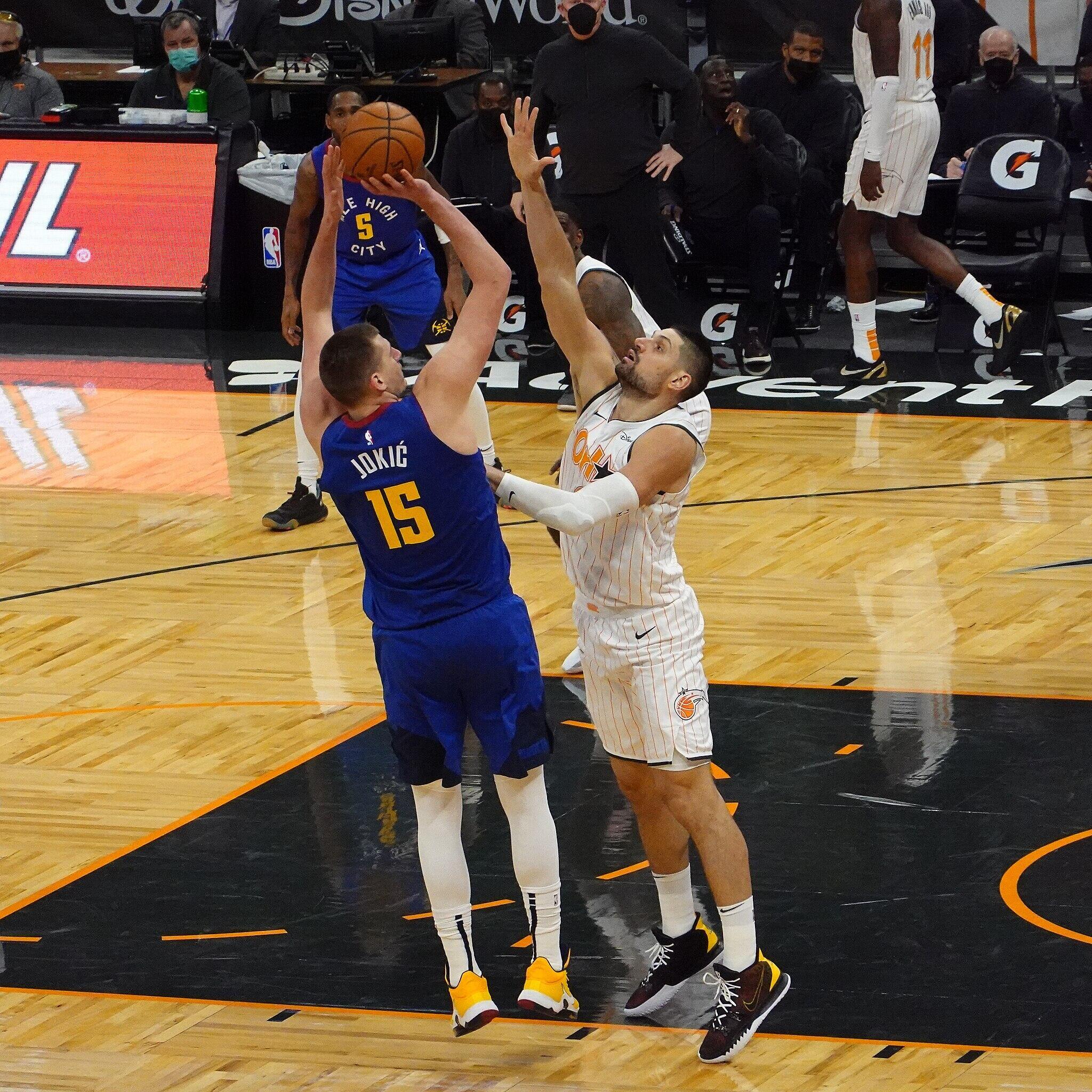 Nikola Jokić making a job shot.