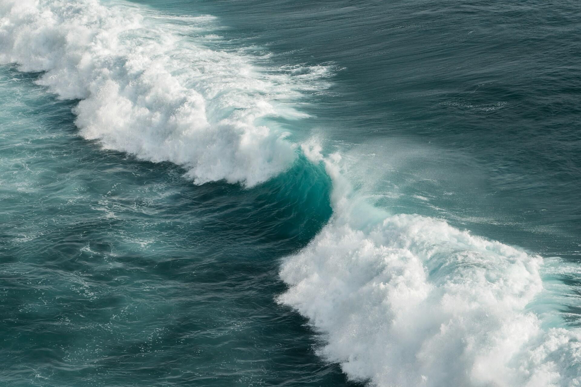 high tidal waves in an ocean
