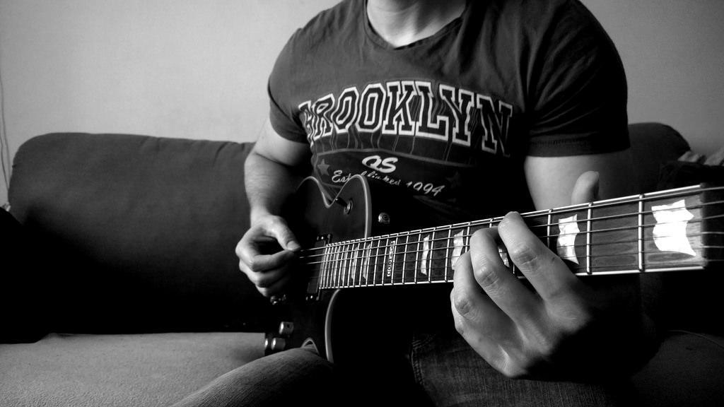 Learn your chords to play the guitar naturally!