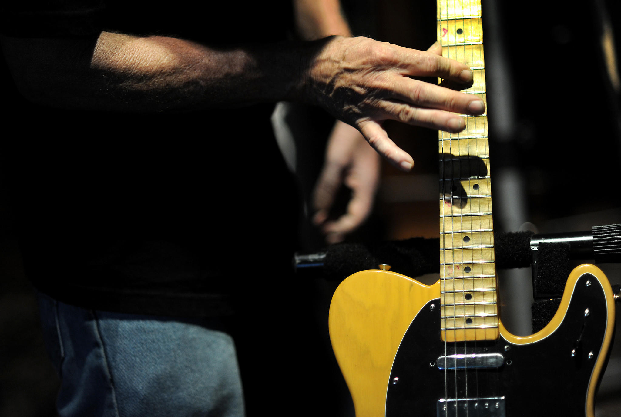 Bob Gifford is a one hand guitar player.