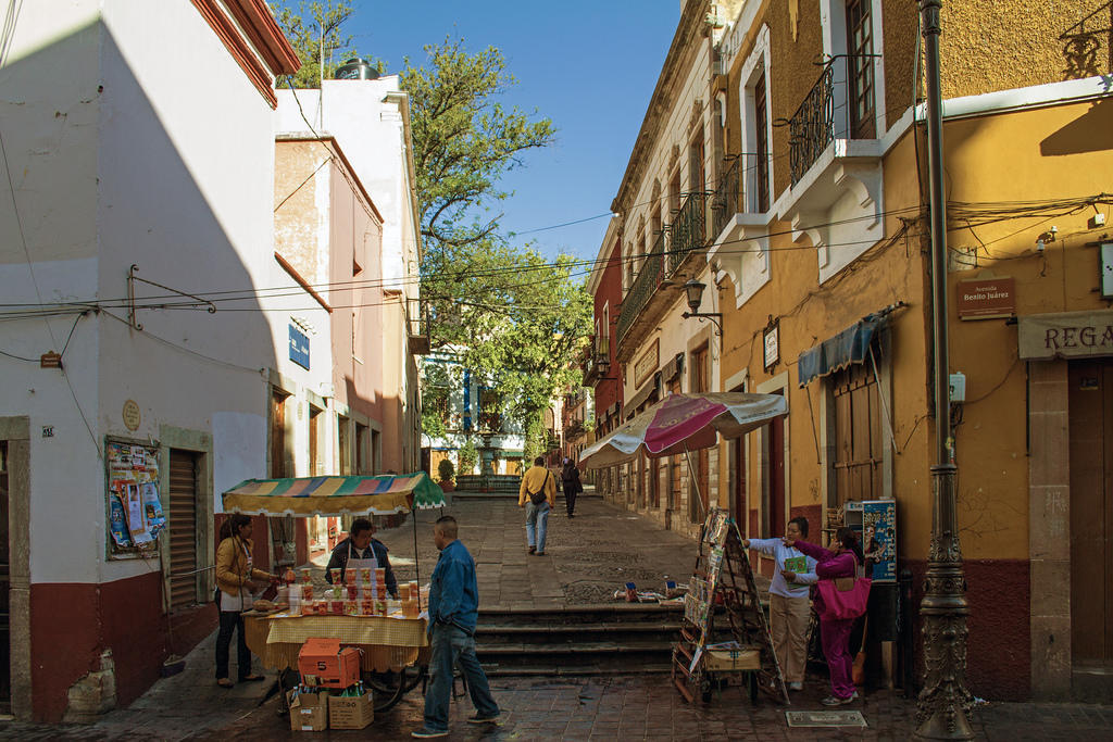 Meet native speakers to improve your Spanish