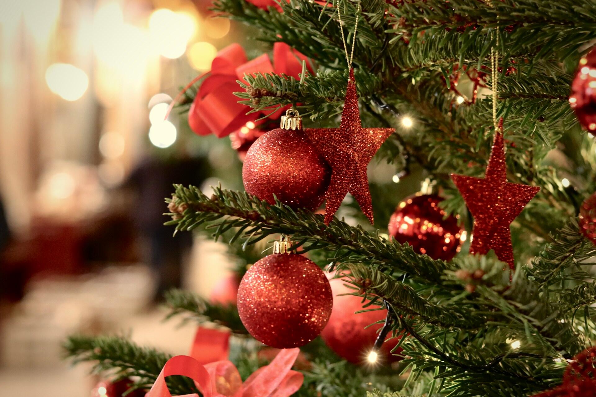 A Christmas tree with decorations on it.